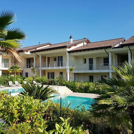 Luxury Apartments Beauty Gardens Сирмионе Экстерьер фото