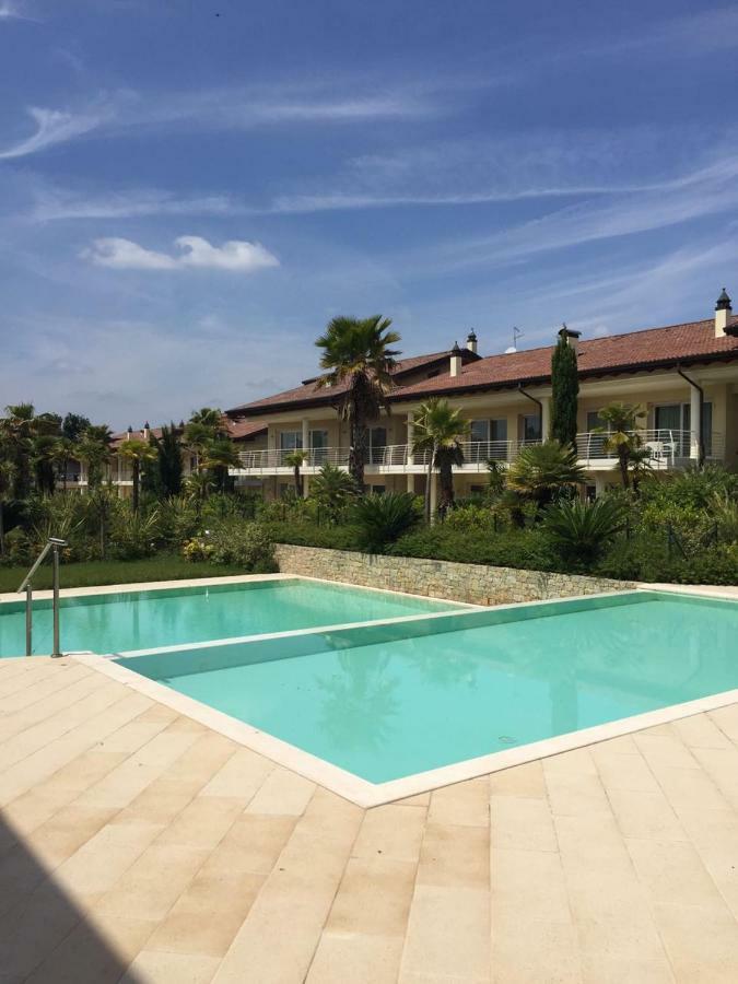 Luxury Apartments Beauty Gardens Сирмионе Экстерьер фото