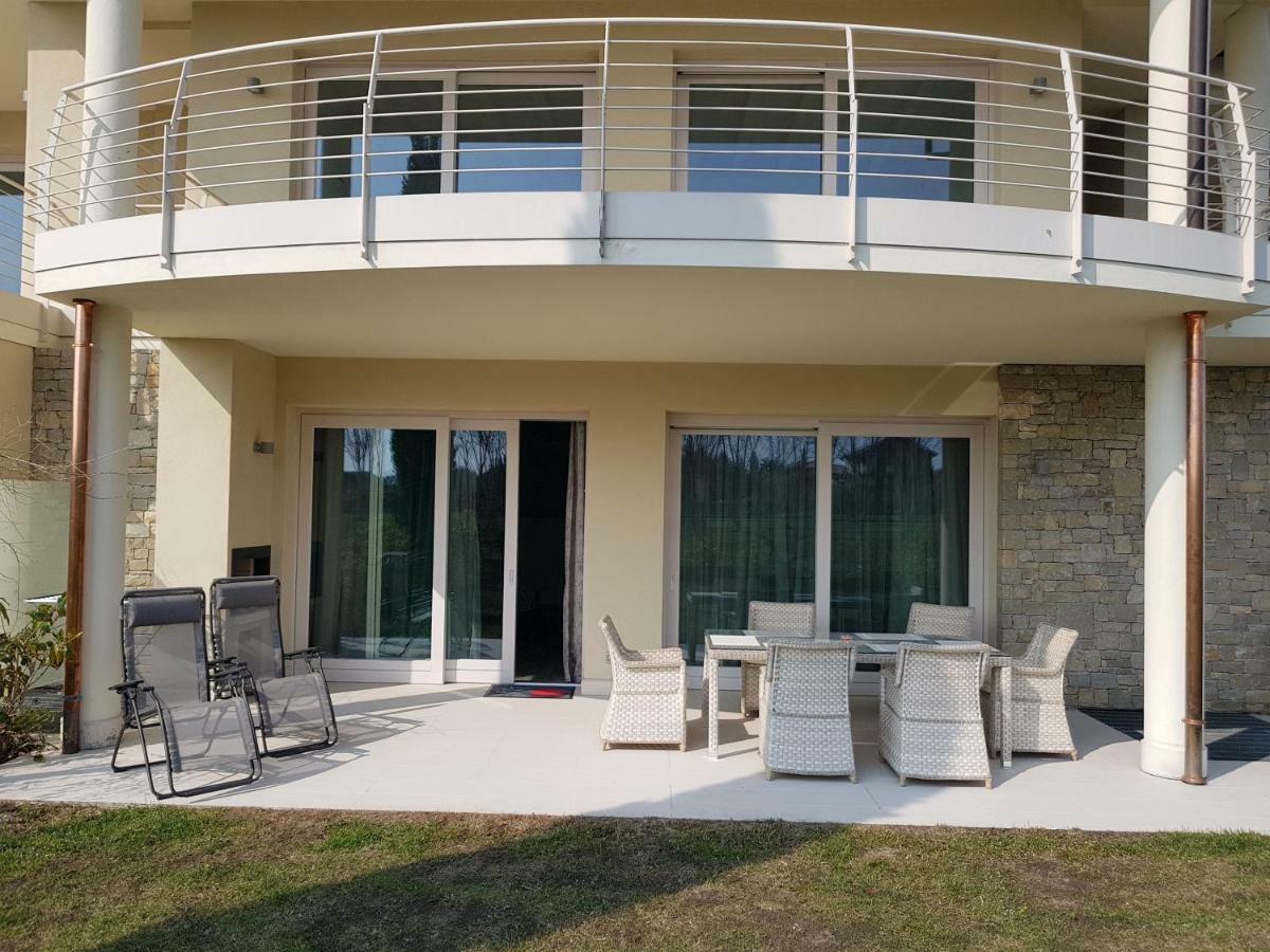 Luxury Apartments Beauty Gardens Сирмионе Экстерьер фото