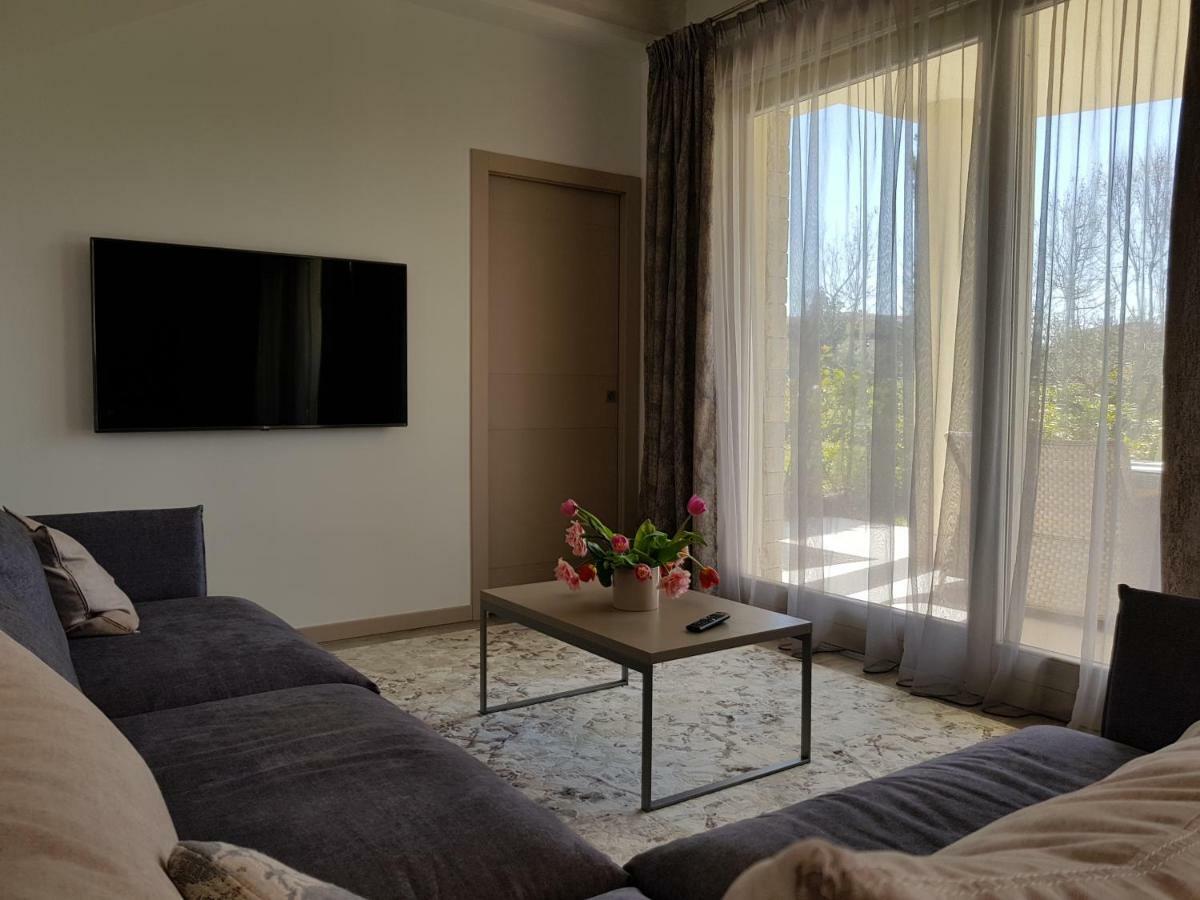 Luxury Apartments Beauty Gardens Сирмионе Экстерьер фото
