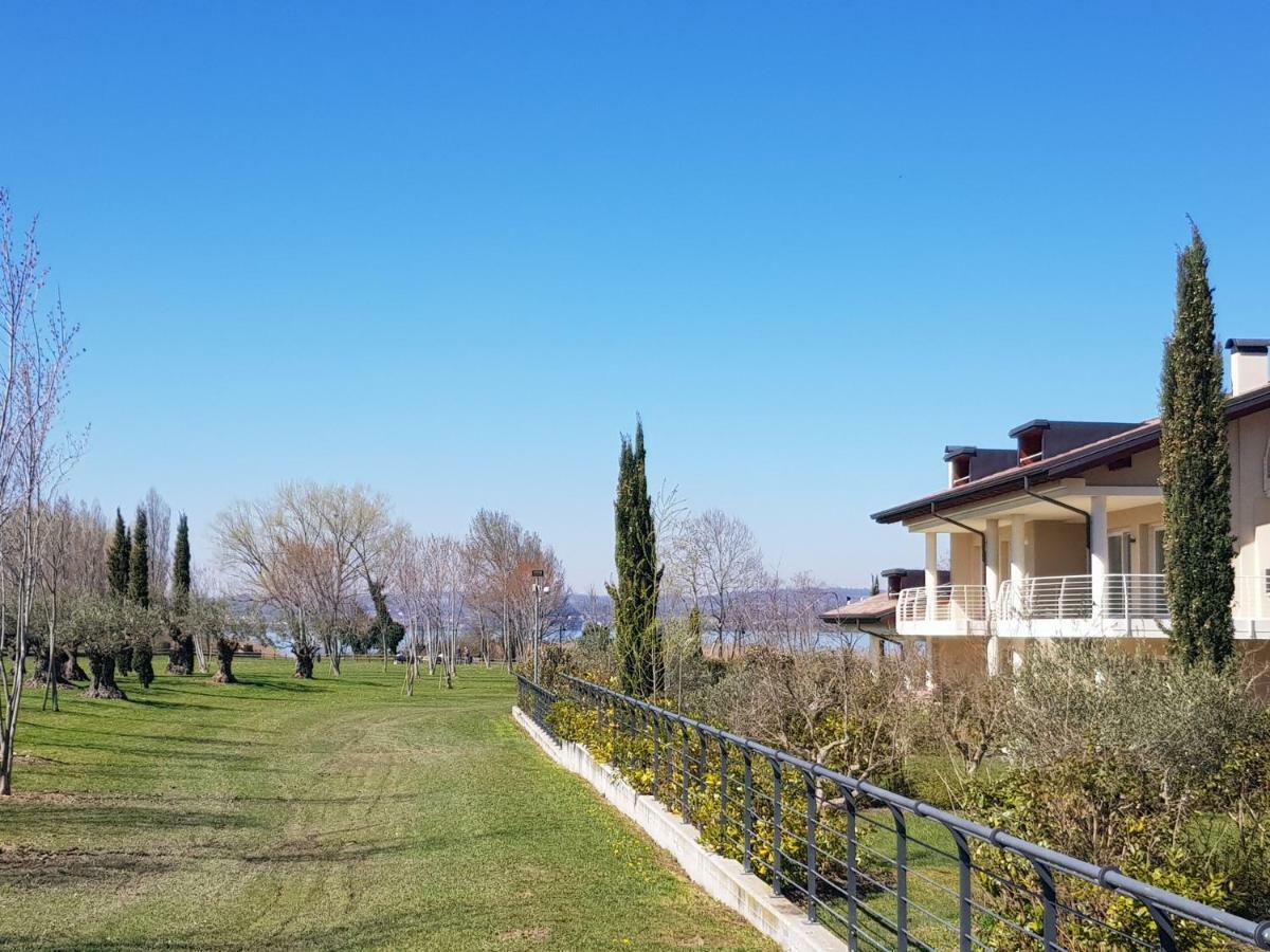 Luxury Apartments Beauty Gardens Сирмионе Экстерьер фото