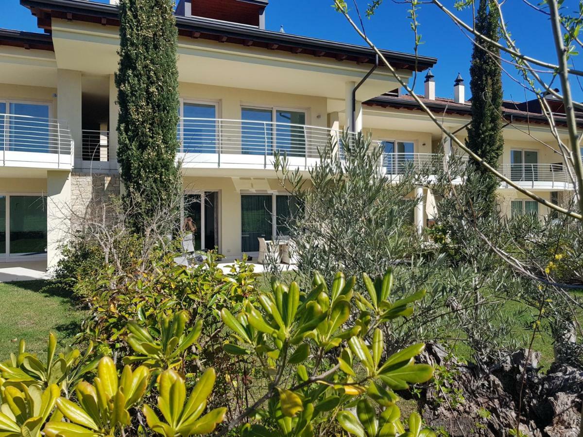 Luxury Apartments Beauty Gardens Сирмионе Экстерьер фото