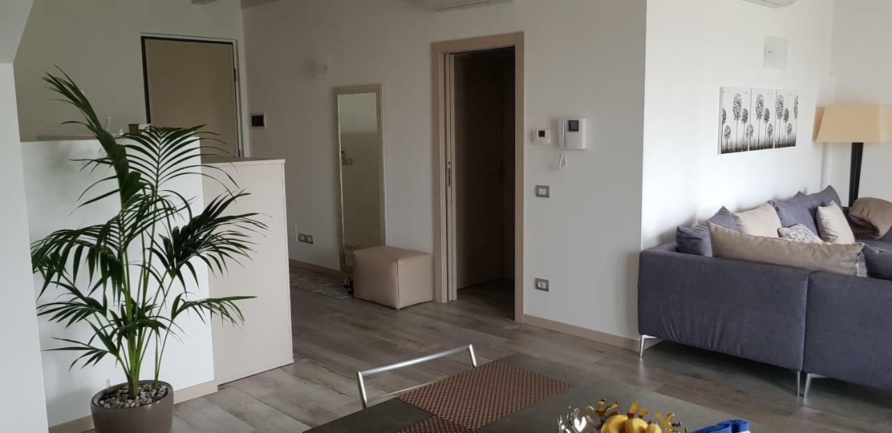 Luxury Apartments Beauty Gardens Сирмионе Экстерьер фото