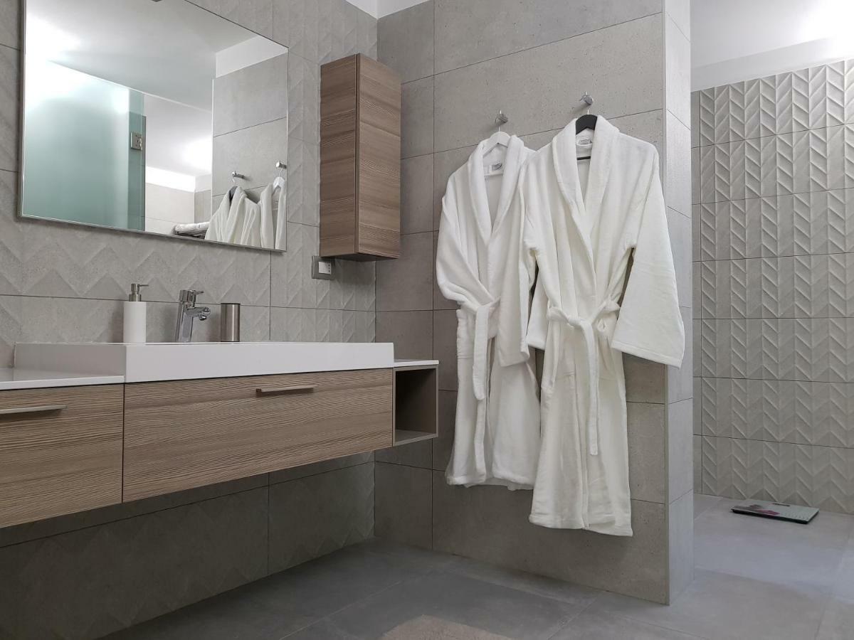 Luxury Apartments Beauty Gardens Сирмионе Экстерьер фото