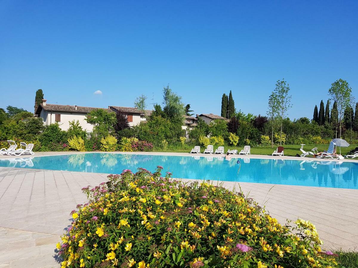 Luxury Apartments Beauty Gardens Сирмионе Экстерьер фото
