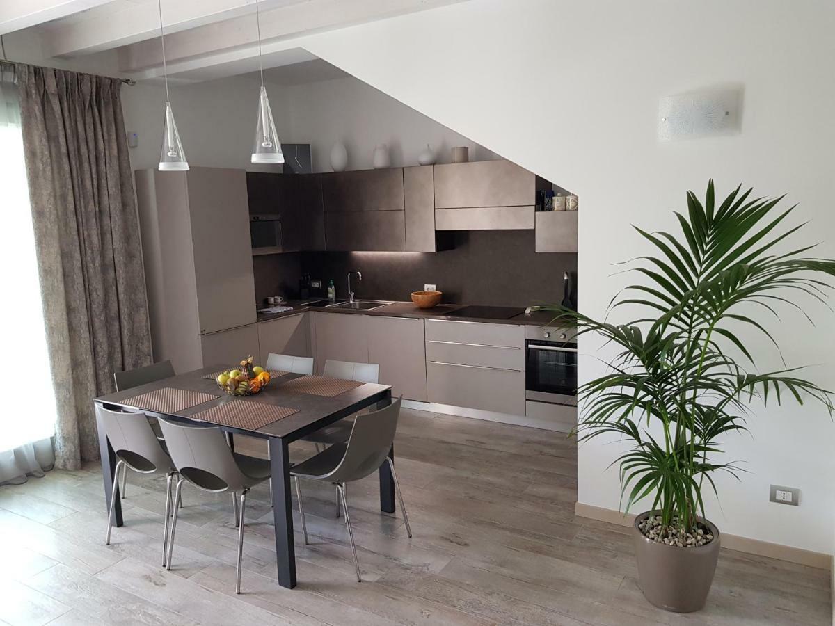 Luxury Apartments Beauty Gardens Сирмионе Экстерьер фото